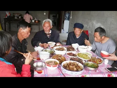 渝乡桃子: 桃子妈过生日,大家分工做一桌美食,现场气氛好热闹